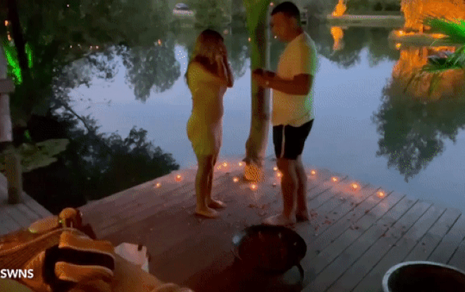 Clip: Đang mở hộp nhẫn cầu hôn bạn gái, chàng trai gặp sự cố 'đứng hình' Ảnh 2