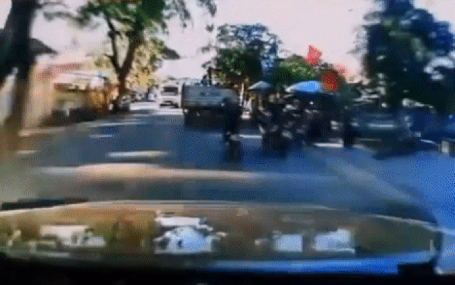 Clip: Vượt lên không quan sát, nam thanh niên thoát nạn thần kì khi bị xe khách tông văng Ảnh 2