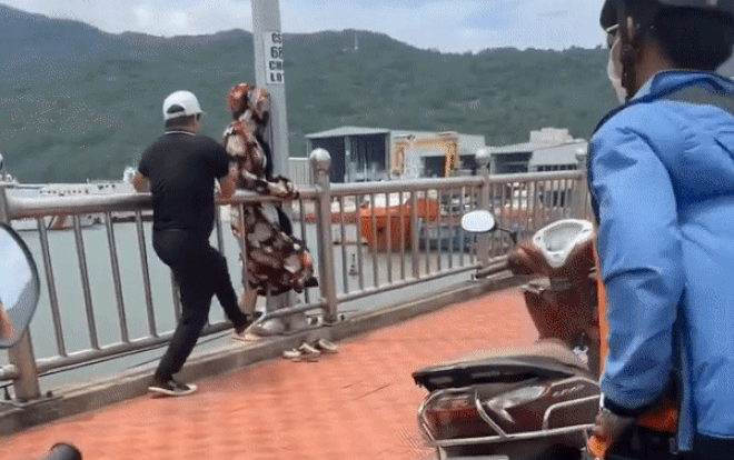 'Nín thở' theo dõi cảnh giải cứu cô gái định nhảy cầu tự tử ở Đà Nẵng Ảnh 2