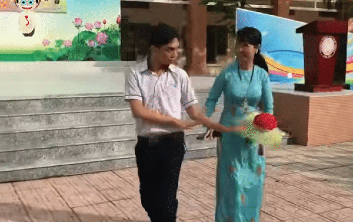 Lên múa phụ họa cho giáo viên, nam sinh bất ngờ chiếm spotlight vì thần thái quá ấn tượng Ảnh 2