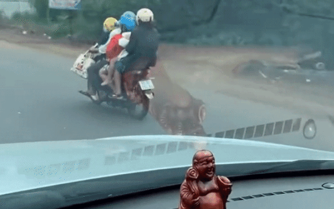 Thấy 5 người trên một chiếc xe máy, bác tài có hành động đẹp nhận về 'nức nở' những lời khen Ảnh 2