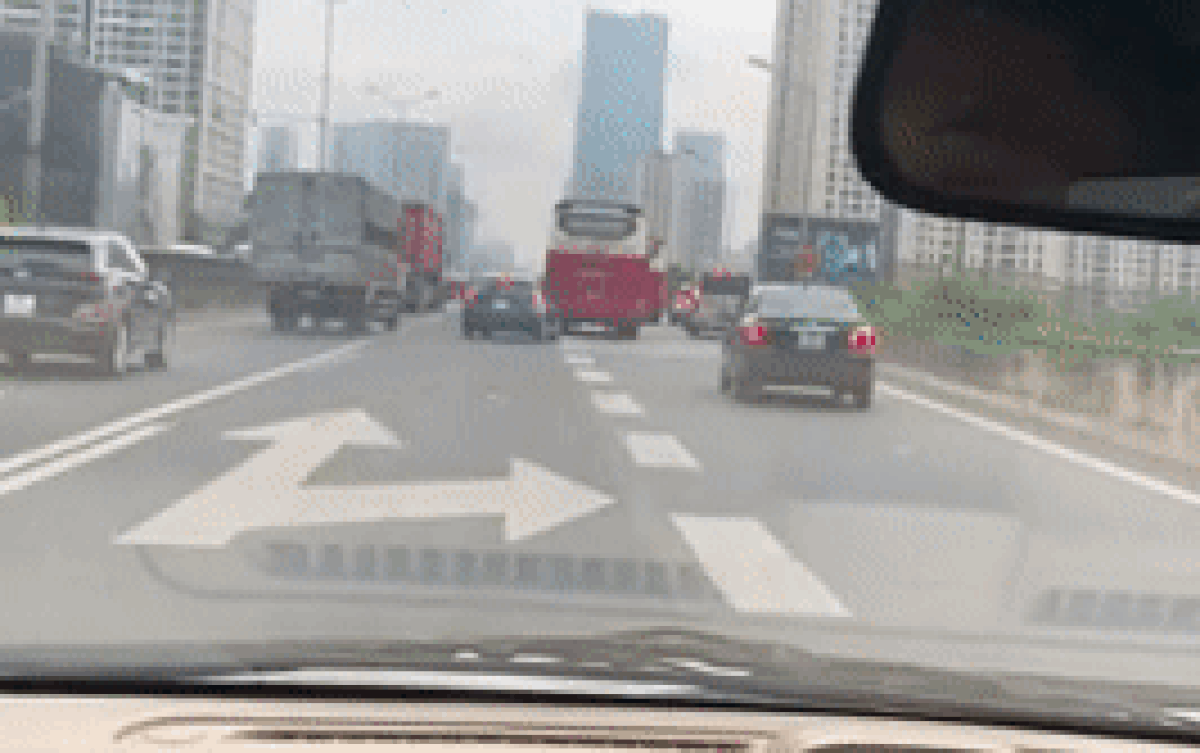 Clip: 2 tài xế ô tô kèn cựa nhau từng chút một trên đường khiến nhiều người bức xúc Ảnh 2