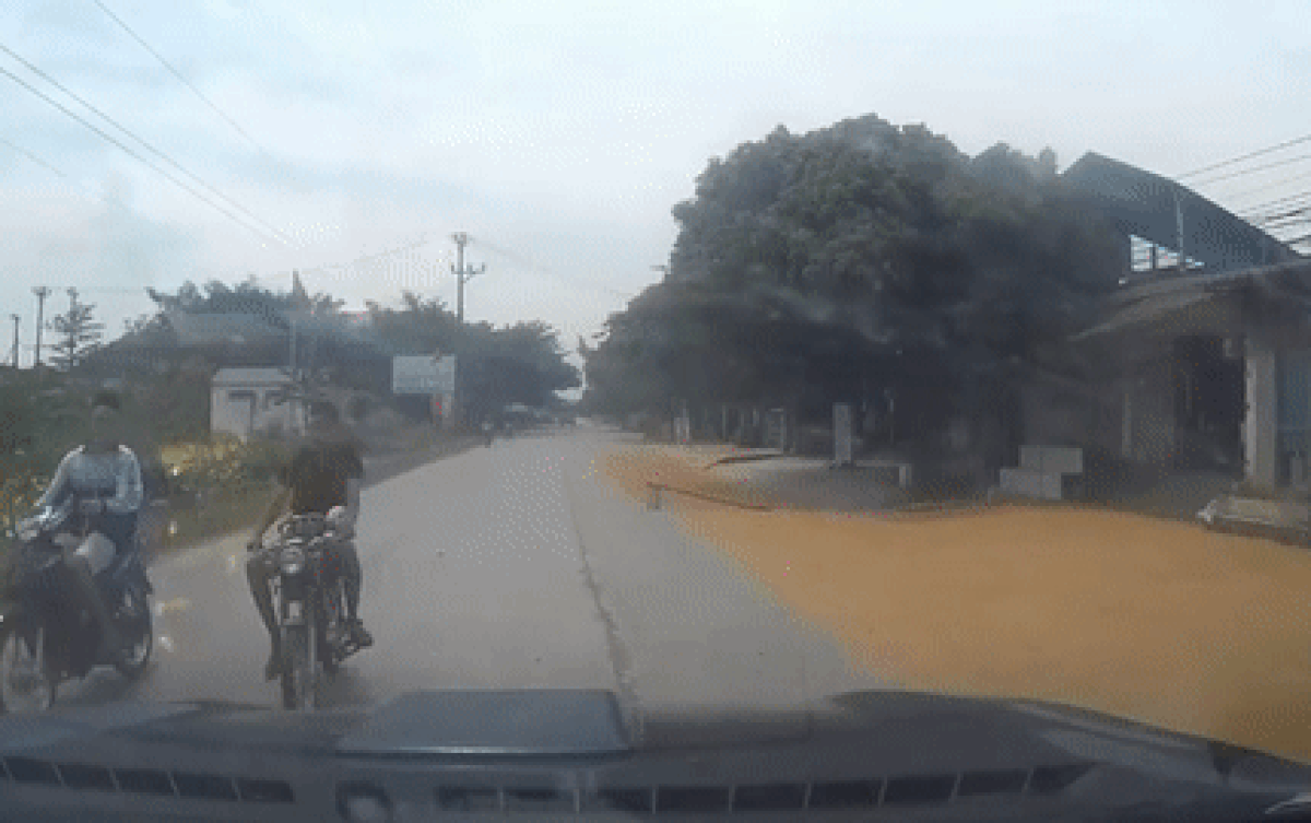 Lấn chiếm lòng đường để phơi lúa, người dân khiến các phương tiện suýt gặp tai nạn Ảnh 2