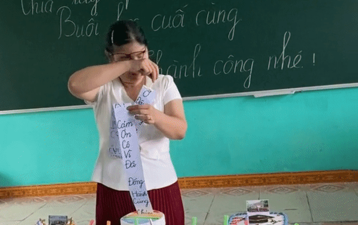 Cô giáo bật khóc khi nghe cả lớp đồng thanh đọc lời nhắn ý nghĩa ở buổi học cuối cùng Ảnh 2