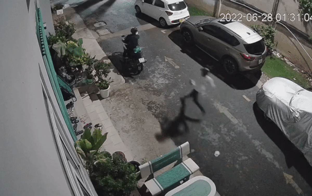 2 nam thanh niên hành động 'mờ ám' trước nhà, chủ ô tô liền nổi giận khi phát hiện điều này qua camera Ảnh 2