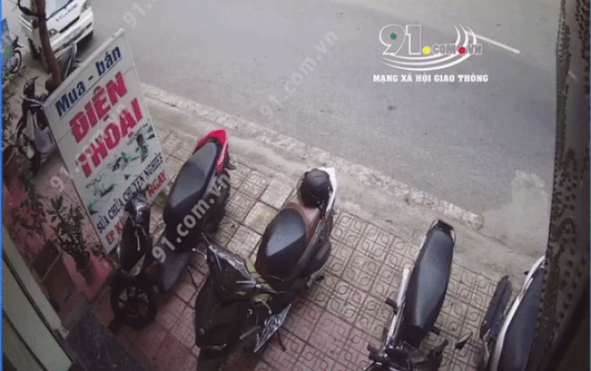 Clip: Ô tô 7 chỗ bất ngờ mất lái lao lên vỉa hè tông hàng loạt xe máy, hành động của tài xế gây khó hiểu Ảnh 2