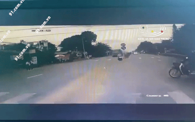 Clip: Đánh lái tránh xe máy sang đường, xe khách lao sang làn ngược chiều tông thẳng vào xe ben Ảnh 2