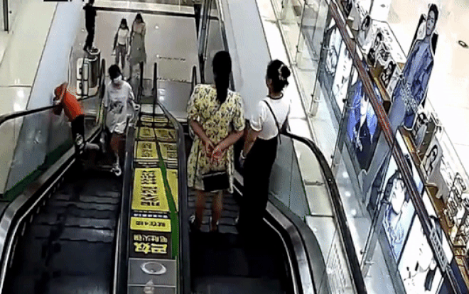 Bày trò nghịch ngợm khi đi thang cuốn, cậu bé bị mắc kẹt đầu nguy hiểm Ảnh 2