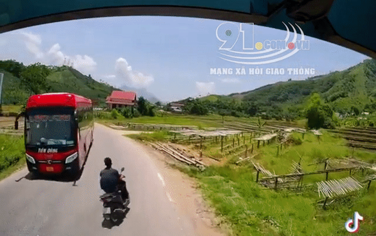 Clip: Nam thanh niên té đập mặt xuống đường vì 2 lỗi nghiêm trọng này khi tham gia giao thông Ảnh 2