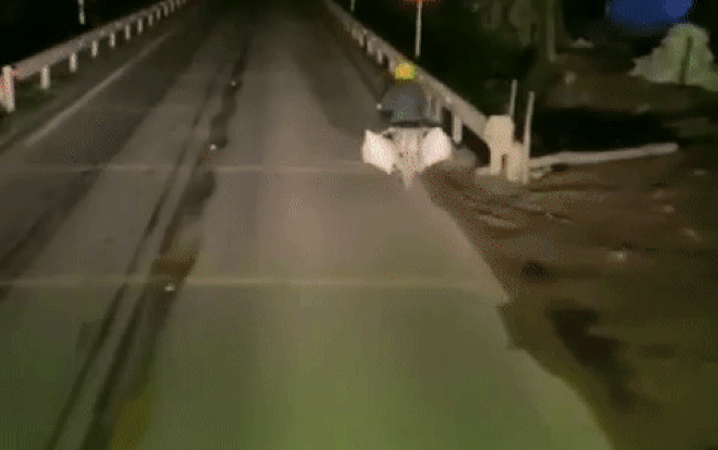Clip: Tài xế soi đèn 'hộ tống' người phụ nữ qua đèo vắng, hành động đáp lại gây xúc động Ảnh 2