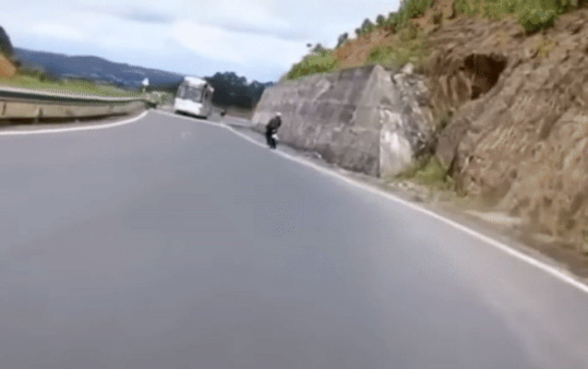 Đổ đèo nhưng vẫn phóng xe với tốc độ cao, nam thanh niên 'có lối đi riêng' khi gặp tình huống bất ngờ Ảnh 2