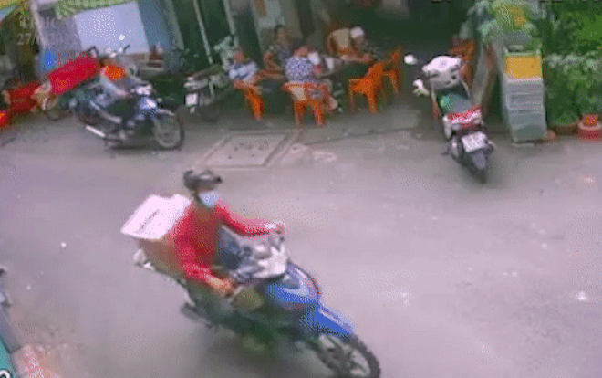 Ung dung ngồi ăn sáng trong hẻm, người phụ nữ bị 'đạo chích' táo tợn giật dây chuyền vàng Ảnh 2