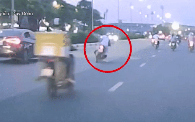Clip: Người phụ nữ bất ngờ mất lái rồi ngã mạnh xuống đường, nguyên nhân do một thứ quen thuộc Ảnh 2