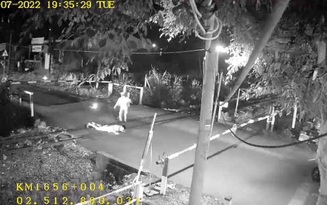 Clip: Nhân viên gác chắn cứu người ngay trước mũi tàu trong gang tấc Ảnh 2