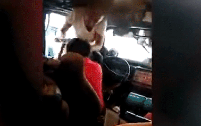 Phát hiện chồng ngoại tình, người phụ nữ điên tiết đấm gã phụ bạc không trượt phát nào Ảnh 2