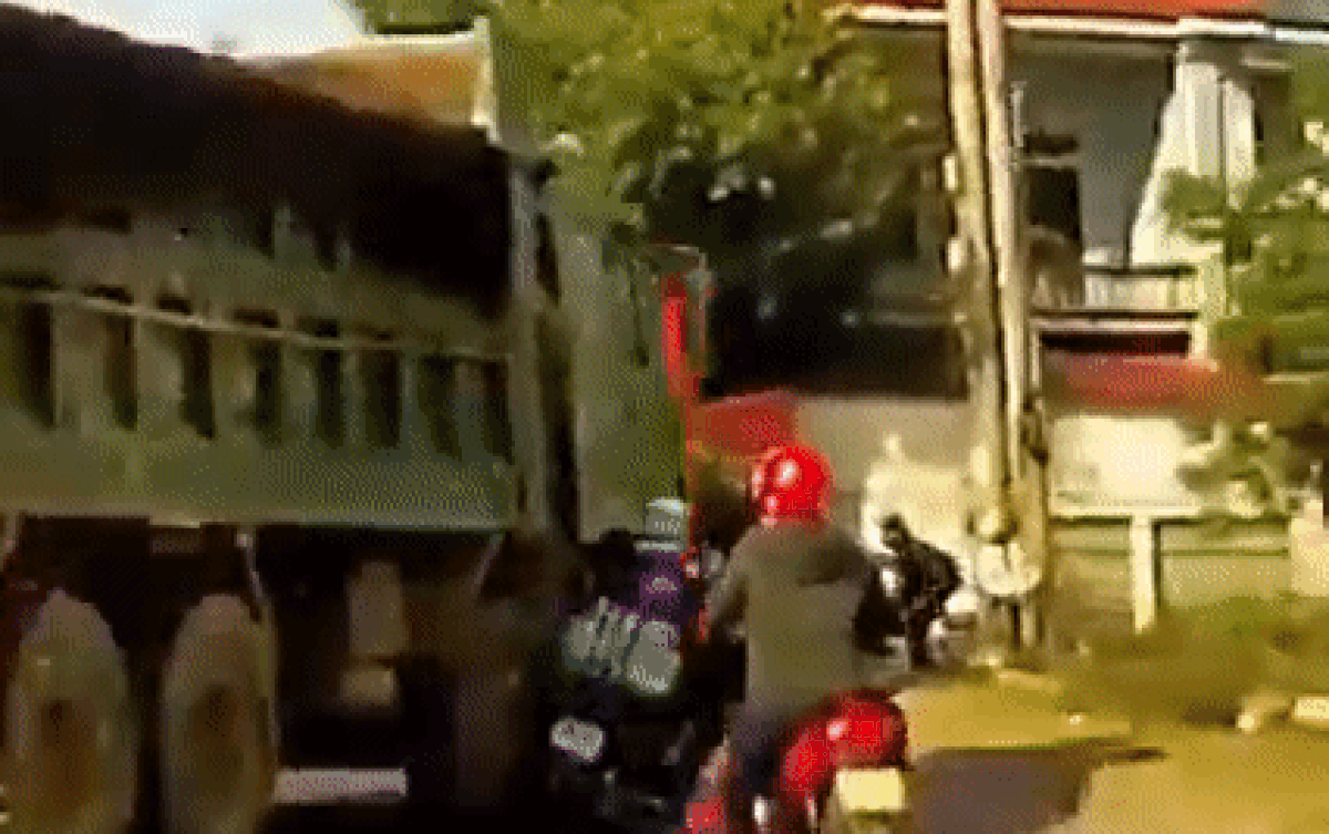 Thót tim cảnh tài xế xe tải đánh lái bất ngờ và phản ứng của người đàn ông đi xe máy Ảnh 2