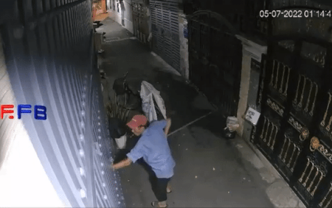 Clip: Nửa đêm, kẻ gian thản nhiên dùng vật này câu trộm đồ từ nhà dân đã 'cửa đóng then cài' Ảnh 2