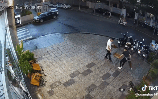 Thót tim cảnh mưa giông khiến bảng hiệu trên cao rơi trúng 2 thanh niên, cuốn cả người cả vật trên vỉa hè Ảnh 2