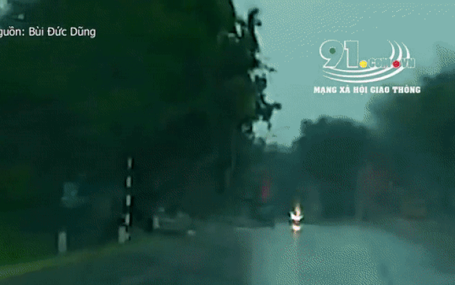 Clip: 'Đứng tim' cảnh sét bất ngờ đánh trúng cột đèn bên đường, 2 người đi xe máy may mắn thoát nạn Ảnh 2