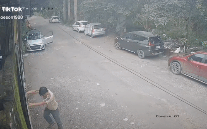 Người đàn ông bị cửa sắt 'khổng lồ' đổ đè lên người, dân tình chỉ ra một điểm may mắn không ngờ Ảnh 2