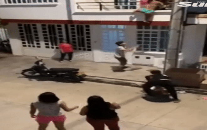 Bạn gái đập cửa đánh ghen, người đàn ông để bồ nhí đu ngoài ban công chạy trốn Ảnh 2