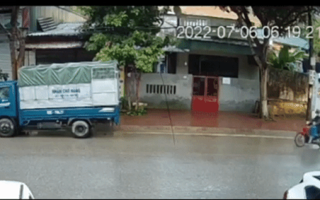 Clip: Thanh niên đột nhiên lao xe máy húc thẳng vào đuổi xe tải rồi gục ngay tại chỗ Ảnh 2