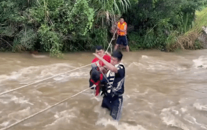 'Nín thở' theo dõi cảnh sát đu dây vượt dòng suối chảy siết giải cứu 6 người mắc kẹt khi đi dã ngoại Ảnh 2