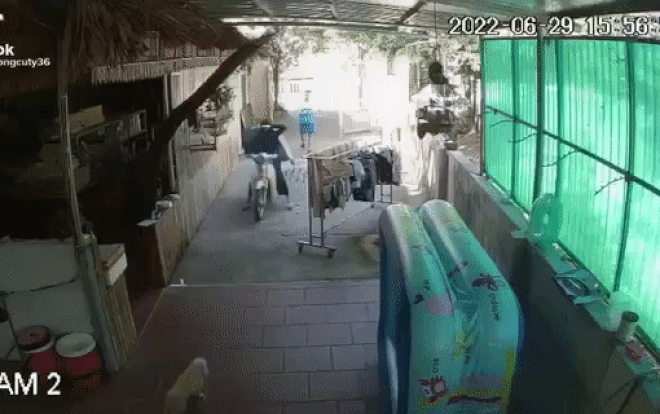 Clip: Cô vợ chạy xe bất cẩn làm chú chim quý của chồng sổ lồng bay mất Ảnh 2