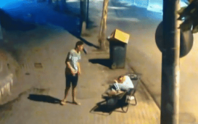 Nổi hứng đem ghế ra vỉa hè nằm ngủ, người phụ nữ trở thành 'mồi ngon' cho kẻ xấu Ảnh 2