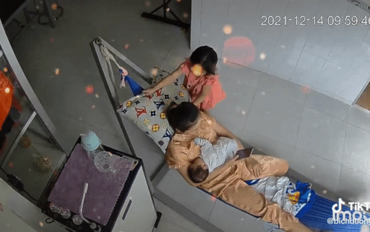 Clip: Thấy mẹ nằm trông em ngủ, bé gái liền có hành động 'cưng xỉu' khiến ai nấy cũng ngợi khen Ảnh 2