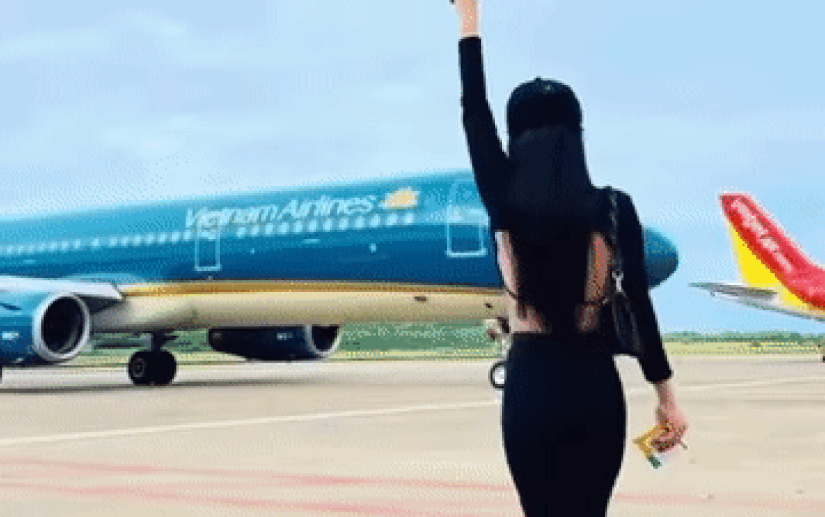 Vụ cô gái quay clip 'sống ảo' khi máy bay đang lăn vào sân đỗ: Cục Hàng không vào cuộc Ảnh 2
