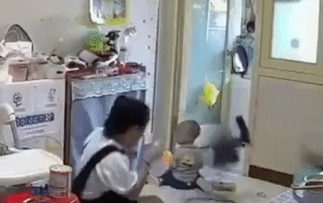Quạt tường bất ngờ 'rụng' giữa nhà văng về phía con trai, người mẹ liền phản ứng 'nhanh như chớp' Ảnh 2
