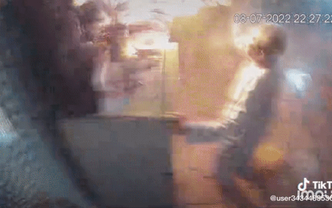 Bàn thờ bốc cháy ngùn ngụt giữa đêm, nghẹt thở theo dõi cảnh cụ bà 'xử gọn' đám cháy Ảnh 2