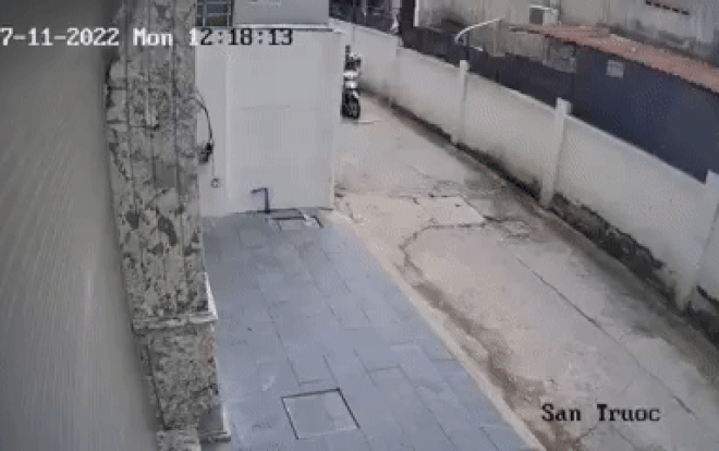 Clip: Bị trộm xe máy cùng toàn bộ hàng hóa giao khách, nam shipper chỉ biết chạy đuổi theo đầy bất lực Ảnh 2