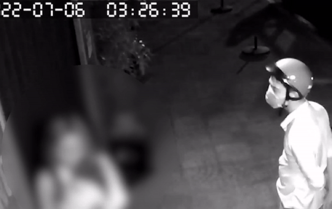 Về khuya, cô gái bị 2 tên cướp chích điện, giật điện thoại ngay trước cửa nhà Ảnh 2