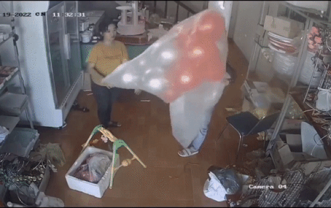 Clip: Chùm bóng bất ngờ phát nổ sáng lóa cả căn phòng, CĐM liền cảnh báo về nguyên nhân nguy hiểm Ảnh 2