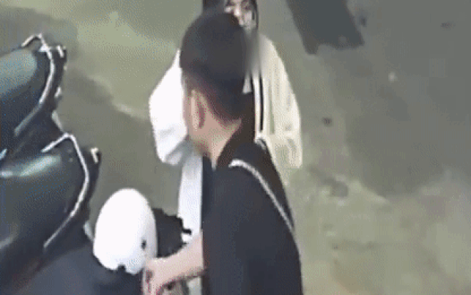 Thanh niên đi SH thản nhiên 'nhảy' mũ bảo hiểm của xe bên cạnh, CĐM tranh cãi nảy lửa: Cầm nhầm hay cố ý? Ảnh 2