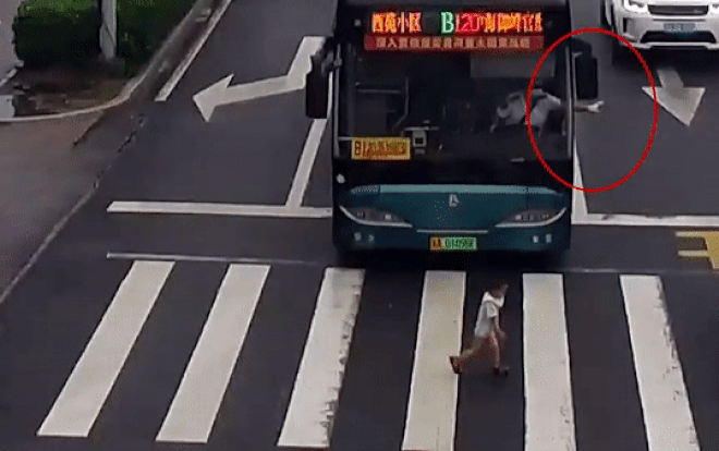 Thấy cậu bé chạy băng qua đường đầy xe cộ, tài xế xe buýt nhanh chóng làm một việc cứu mạng em bé Ảnh 2