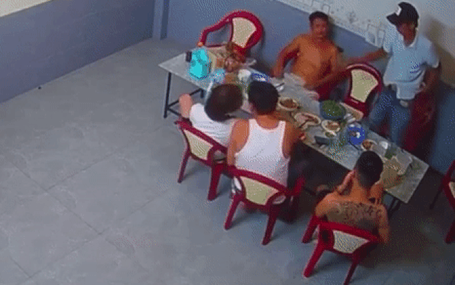 Ném thẳng cốc bia ra sân vì bạn nhậu không uống với mình, gã đàn ông nhận lại cái kết 'te tua' Ảnh 2