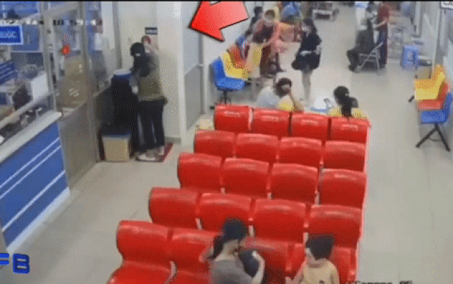 Clip: Người phụ nữ lấy nước uống nhưng nhấn nhầm nút 'đặc biệt' khiến cả bệnh viện 'nháo nhác' Ảnh 2