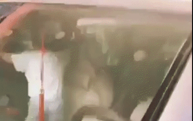 Giây phút 'cân não' tìm cách giải cứu cháu bé bị bỏ quên trong ô tô dưới trời nắng Ảnh 2