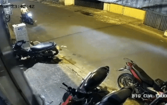 Clip: Vừa mon men định trộm xe máy, đối tượng bị nhóm thanh niên lao ra vây đánh không thương tiếc Ảnh 2