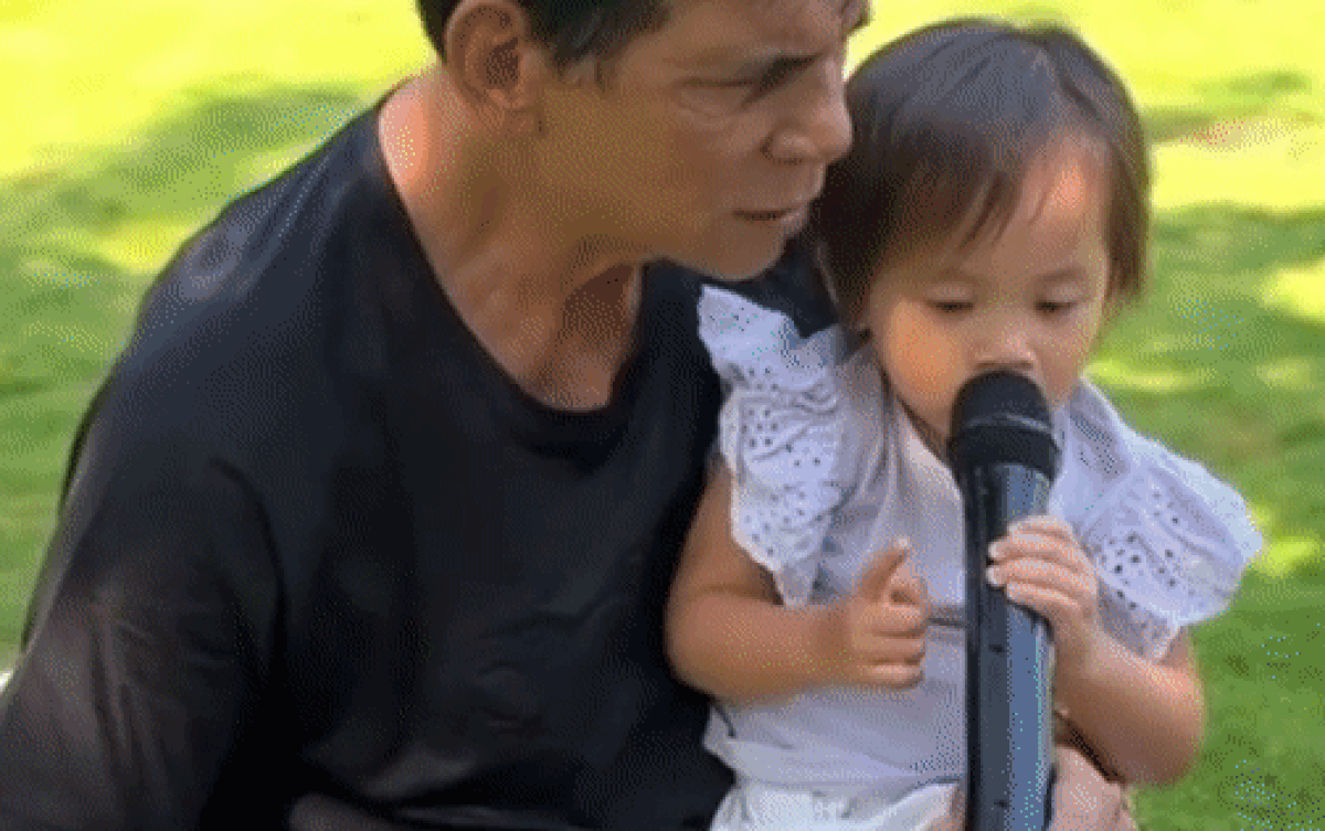 Bé Lisa nhà Hồ Ngọc Hà nay đã thành thạo ca hát lắm rồi: Cầm micro song ca cực ngọt cùng ông ngoại! Ảnh 2