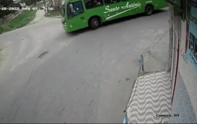 Ngã lao đầu vào bánh xe buýt, người đàn ông thoát chết 'thần kỳ' nhờ một thứ Ảnh 2