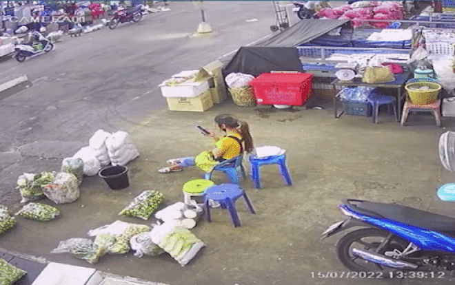 Đang ung dung ngồi bán hàng, cô gái bị quạt trần rơi trúng đầu Ảnh 2