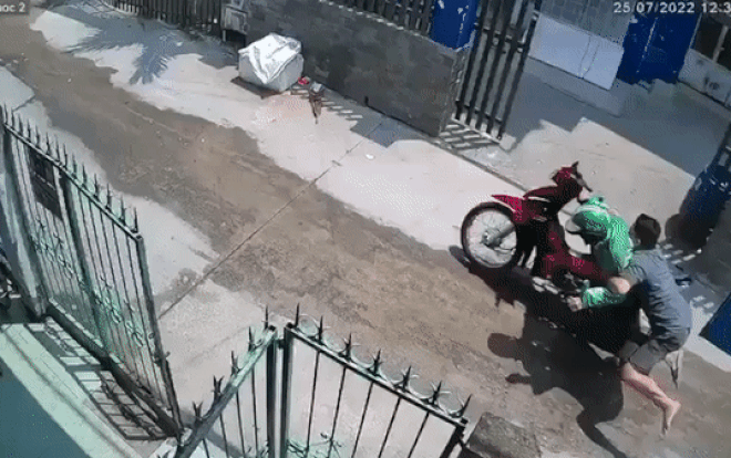 Clip: Đạo chích vào hẻm nhỏ trộm cắp xe máy không ngờ nhận lại những cú đòn 'trời giáng' Ảnh 2