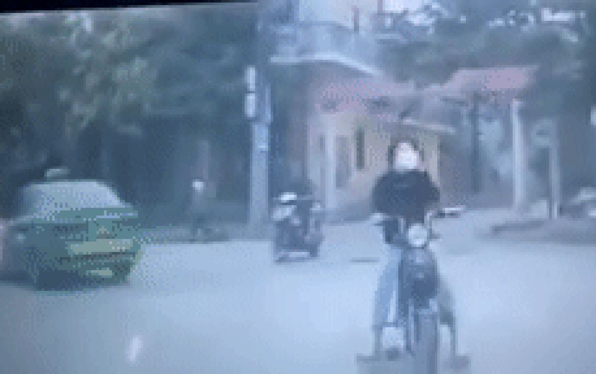 Vừa lái xe đạp điện vừa ngửa cổ uống trà sữa, nữ sinh gặp cái kết 'đau điếng người' Ảnh 2