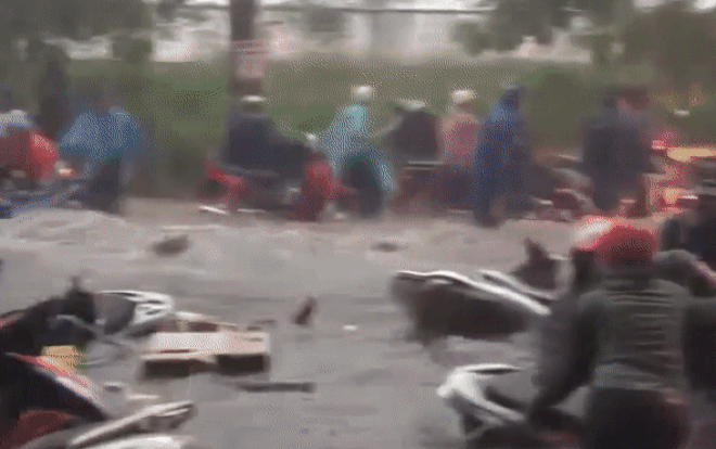 Clip: Nước chảy cuồn cuộn sau cơn mưa lớn cuốn trôi xe máy, nhiều công nhân chỉ biết nhìn theo bất lực Ảnh 2