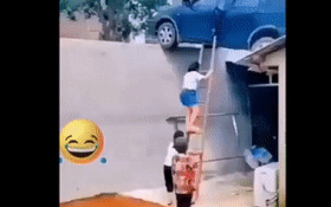 Người phụ nữ 'hạ cánh' ôtô trên nóc nhà, phải nhờ người dân bắc thang lên giải cứu Ảnh 2