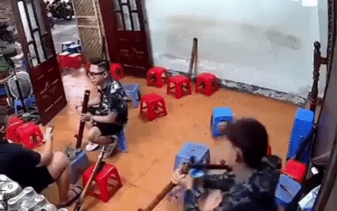 Nữ chủ quán dùng 'tuyệt chiêu' giải cứu thanh niên say thuốc lào, cầm điếu cày chèo thuyền trên cạn Ảnh 2